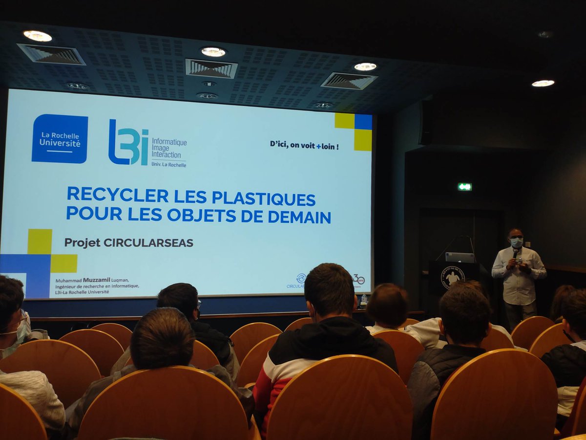 L3i_LaRochelle's tweet photo. Les scolaires 👩‍🎓👨‍🎓continuent de découvrir les travaux du laboratoire à la #FDS2021 à l'@aqualarochelle.
👉 Au programme aujourd'hui, le recyclage des plastiques pour les objets de demain 
💬 Plus d'infos sur le projet @CircularSeas ici : https://t.co/iA7Vnozh0C https://t.co/EU7rHHjbOR