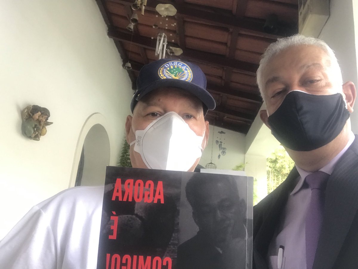 delegadomoreira's tweet photo. Autografando e entregando o Livro AGORA É COMIGO! Editora Sarvier ao grande Médico Renato Romano e sua genitora em sua residência no Bairro Colégio Batista, ao fundo o quadro da família em companhia do Presidente JK e Dona Sarah Kubitscheck https://t.co/gx8sFIOCxt