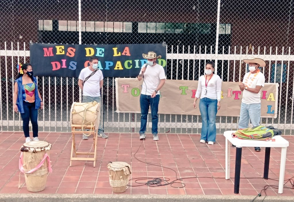 SdisCristobal's tweet photo. Movilízate por la Inclusión. En el Centro de Desarrollo Comunitario La Victoria se realiza la Toma Territorial, donde las personas con discapacidad disfrutan de una jornada llena de cultura y diversión #MásTerritorio💛❤️ https://t.co/2y2EWcDHme