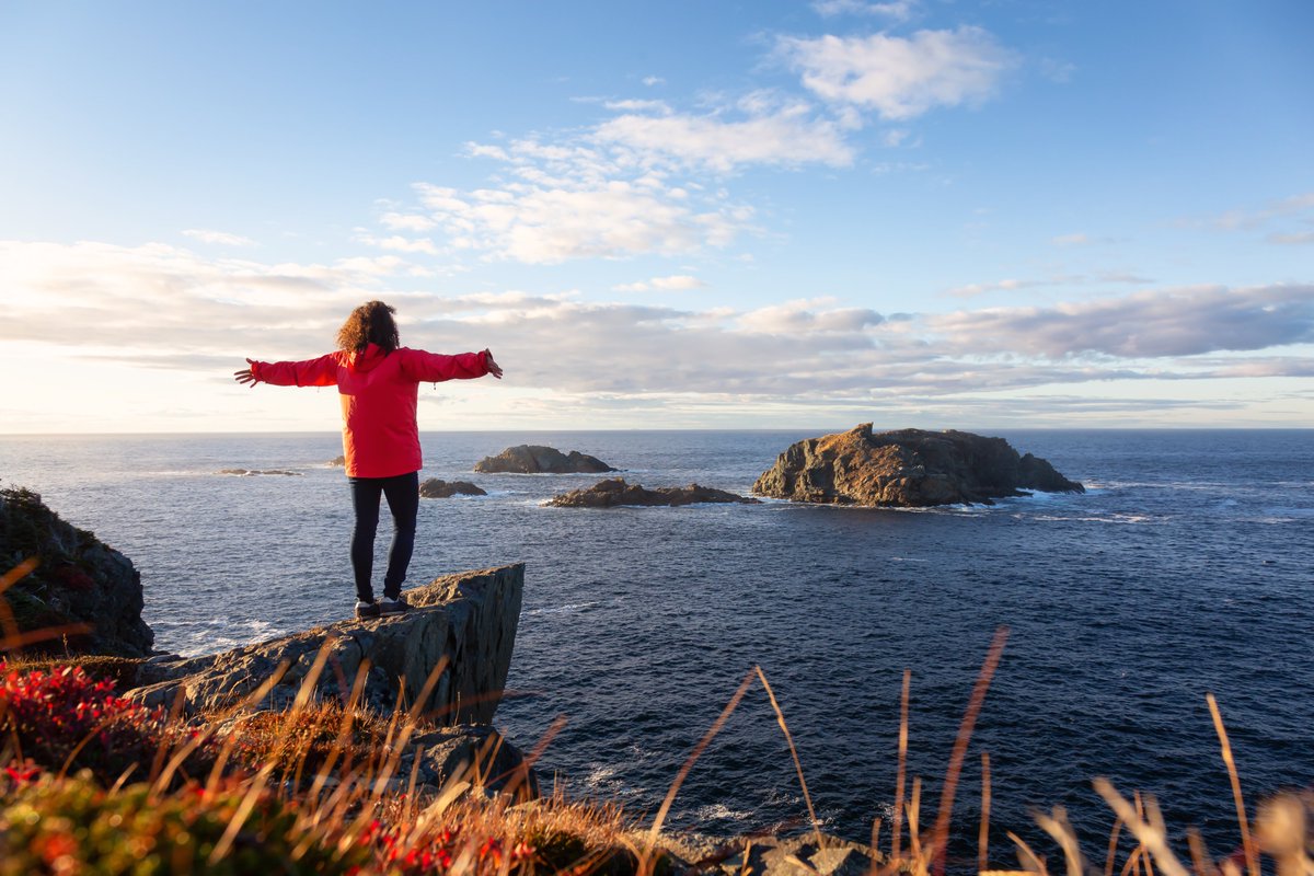 Canada's tweet photo. It’s the FriYAY before #Thanksgiving weekend and there's so much to be thankful for – including this beautiful autumn view! Share your favourite fall shots with us in a reply. 😍👇 #FridayFeeling
 
📍Twillingate Island, Newfoundland and Labrador https://t.co/u6wh86YokE