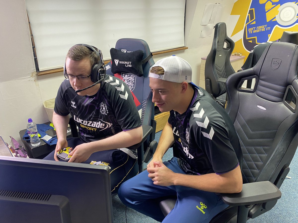 🎮 WIN 2200 FIFA POINTS!

To celebrate the first Weekend League of the season, we’re giving one of you 2200 points to help with next week’s team!

🚨To enter:
- RT this 
- Follow <a href="/HTUesports/">Hashtag United Esports</a> &amp; <a href="/hashtagutd/">Hashtag United</a> 
Entries close 2359 on 10/10

👏 last week’s shirt winner <a href="/euanmac0511/">Euan MacKenzie</a>