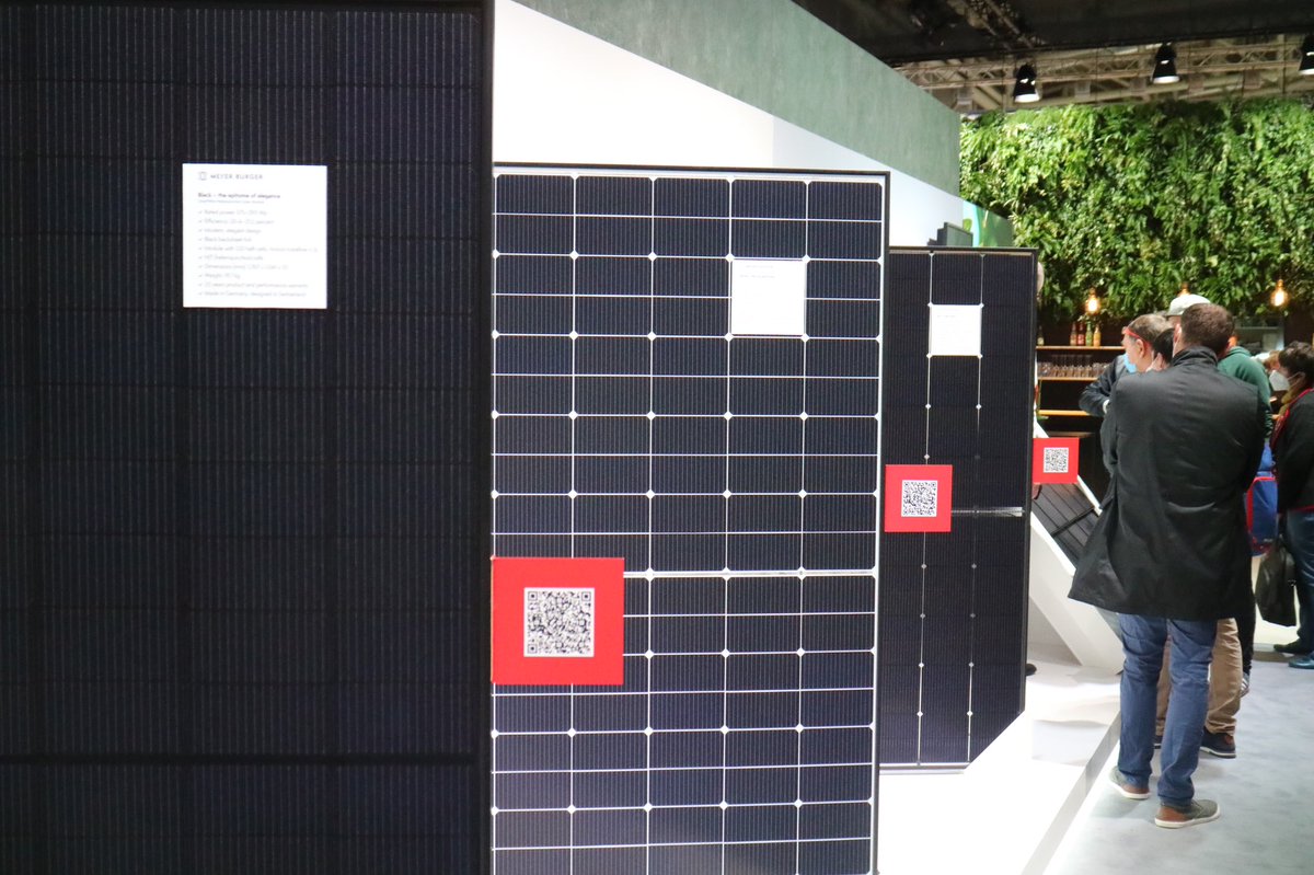 balkonsolar's tweet photo. Dann berichten wir mal. Am Stand von @meyerburger wie auch an vielen anderen Ständen sieht man der Trend geht zu #Halfcut Solarmodulen. Die werden auch immer größer. Teils haben die dann eine Leistung von bis zu 600 W in einem Modul! So auch bei Recom oder Kalyom #shingled https://t.co/5u4dNILCIK
