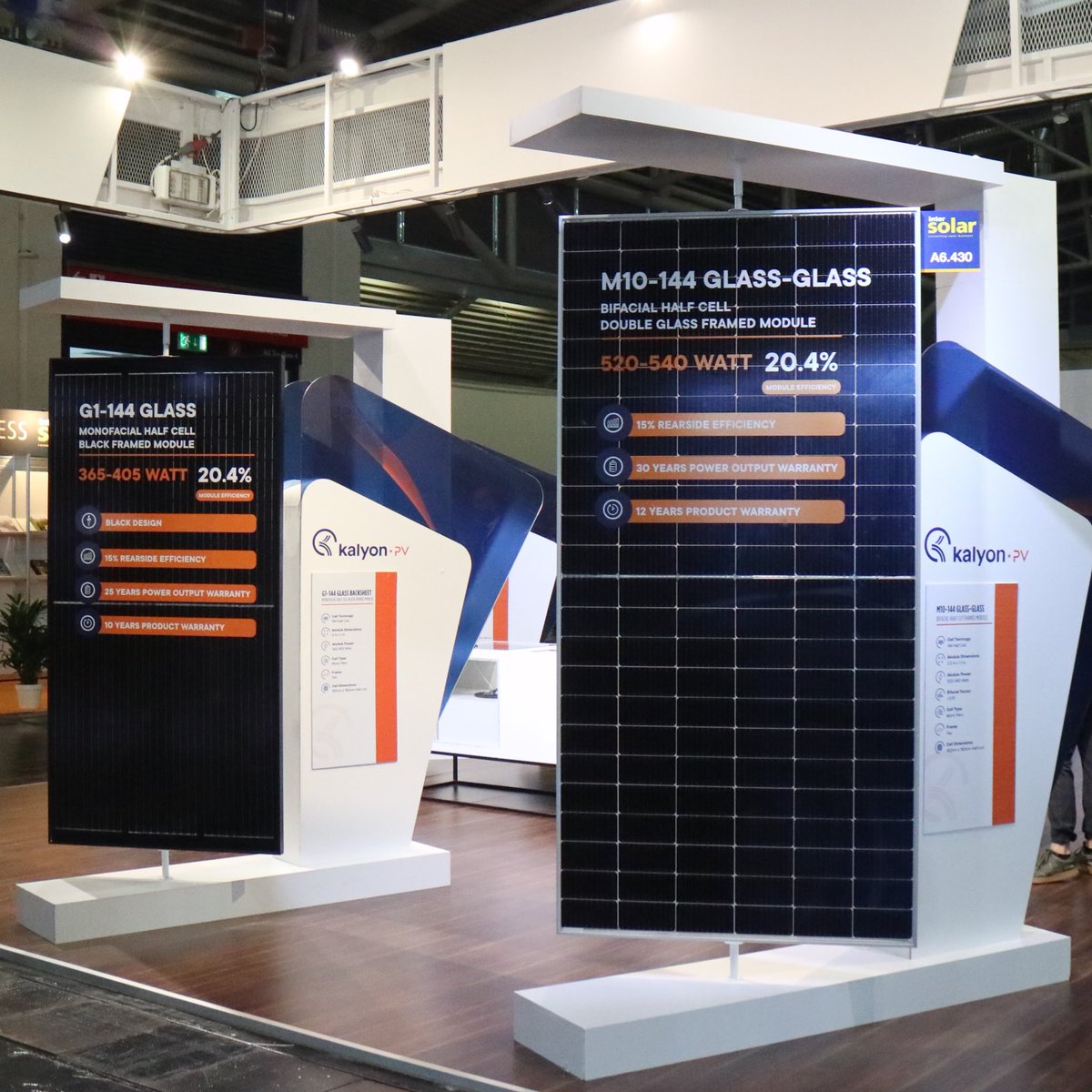 balkonsolar's tweet photo. Dann berichten wir mal. Am Stand von @meyerburger wie auch an vielen anderen Ständen sieht man der Trend geht zu #Halfcut Solarmodulen. Die werden auch immer größer. Teils haben die dann eine Leistung von bis zu 600 W in einem Modul! So auch bei Recom oder Kalyom #shingled https://t.co/5u4dNILCIK
