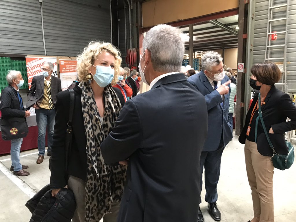 EmilieCChalas's tweet photo. 👉« Le repas, c’est le partage. » 
Aux côtés d’@olivierveran pour saluer le travail mené par Christian Chédru, président de la #BAI à #Sassenage.

Malgré la crise #COVID19, la Banque alimentaire n’a cessé de poursuivre son activité pour aider les plus démunis. Un grand bravo ! 👏 https://t.co/Q4554UbJPD