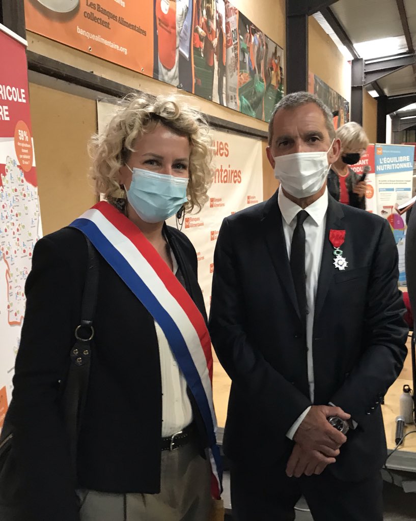 EmilieCChalas's tweet photo. 👉« Le repas, c’est le partage. » 
Aux côtés d’@olivierveran pour saluer le travail mené par Christian Chédru, président de la #BAI à #Sassenage.

Malgré la crise #COVID19, la Banque alimentaire n’a cessé de poursuivre son activité pour aider les plus démunis. Un grand bravo ! 👏 https://t.co/Q4554UbJPD