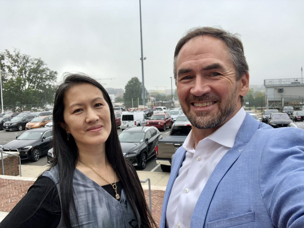 Check delivery! Earlier this week, our Board Chair @ConnieKNChang met with Robert Holm, ED of @OnRampsTC, at McKinley Technology High School to hand deliver Lever Fund's new $20,000 contribution to the organization. Read about our investment - bit.ly/3uWdst2