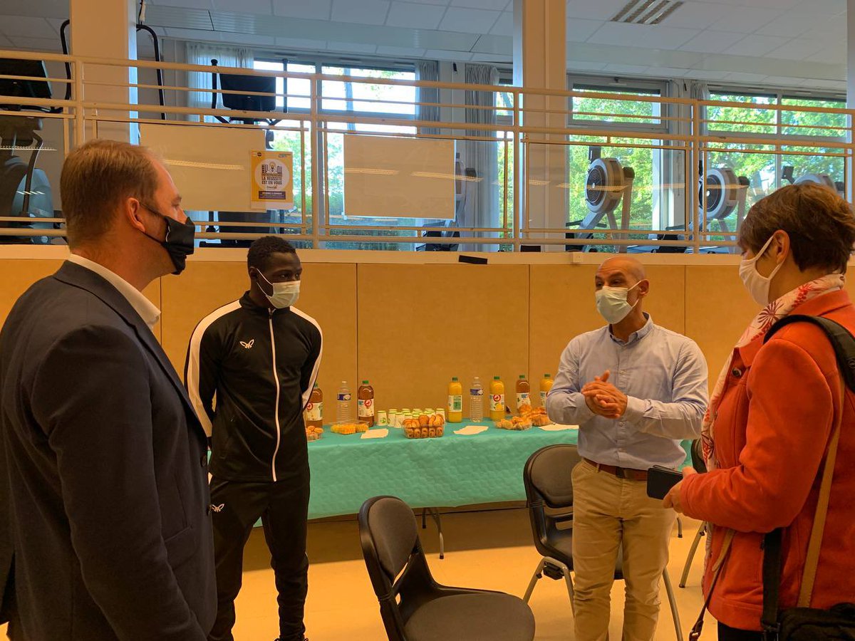 ThibautGuilluy's tweet photo. Ce matin au #Havre, chez Émergence, association havraise d’insertion par le sport avec qui je travaille depuis 20 ans.
Simplification, adaptation, coopération… De nombreux sujets abordés pour faire du plan #1jeune1solution une réussite partout en France et pour chaque jeune. https://t.co/eUUtv462wY