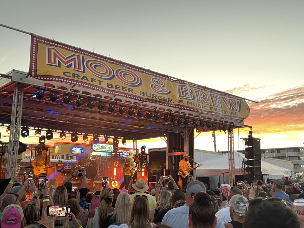 ETTigersOTC's tweet photo. @stormewarren I was at that show in Myrtle Beach when @m10penny dropped the beer. I have seen him a few times and really like him but was so disappointed after that attempt of a catch. I even had my kids with me and they were also disappointed. #justkidding #greatshow https://t.co/gFUV5SfSkX