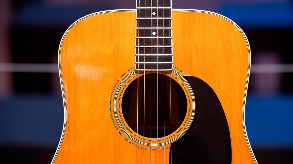Gizmodo's tweet photo. You Can Now Tune Your Guitar In Google Search https://t.co/DAgRdjHgfC https://t.co/RtNdJQDAIO