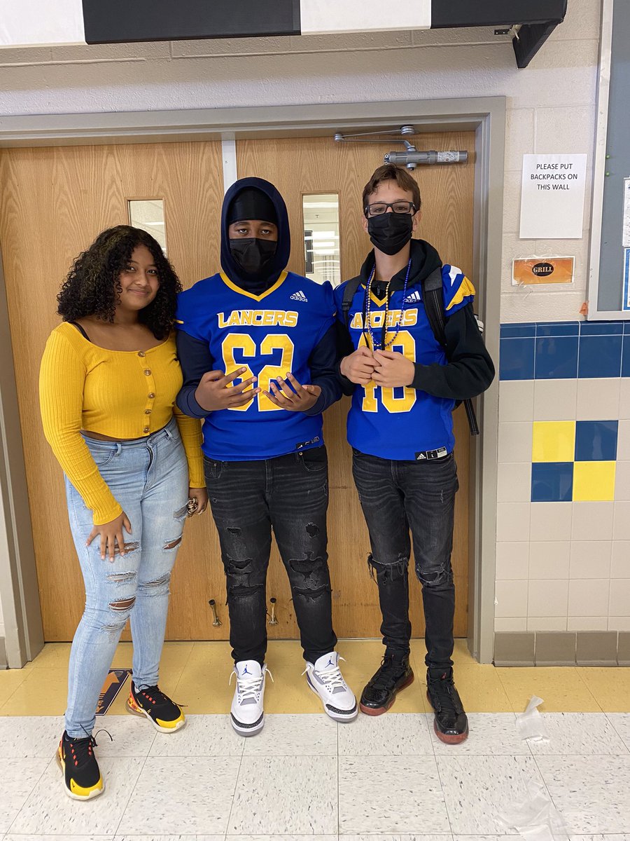 jrlhs2025's tweet photo. okay freshman footballers with gold! #lancerspirit25 https://t.co/saiPY8MifT