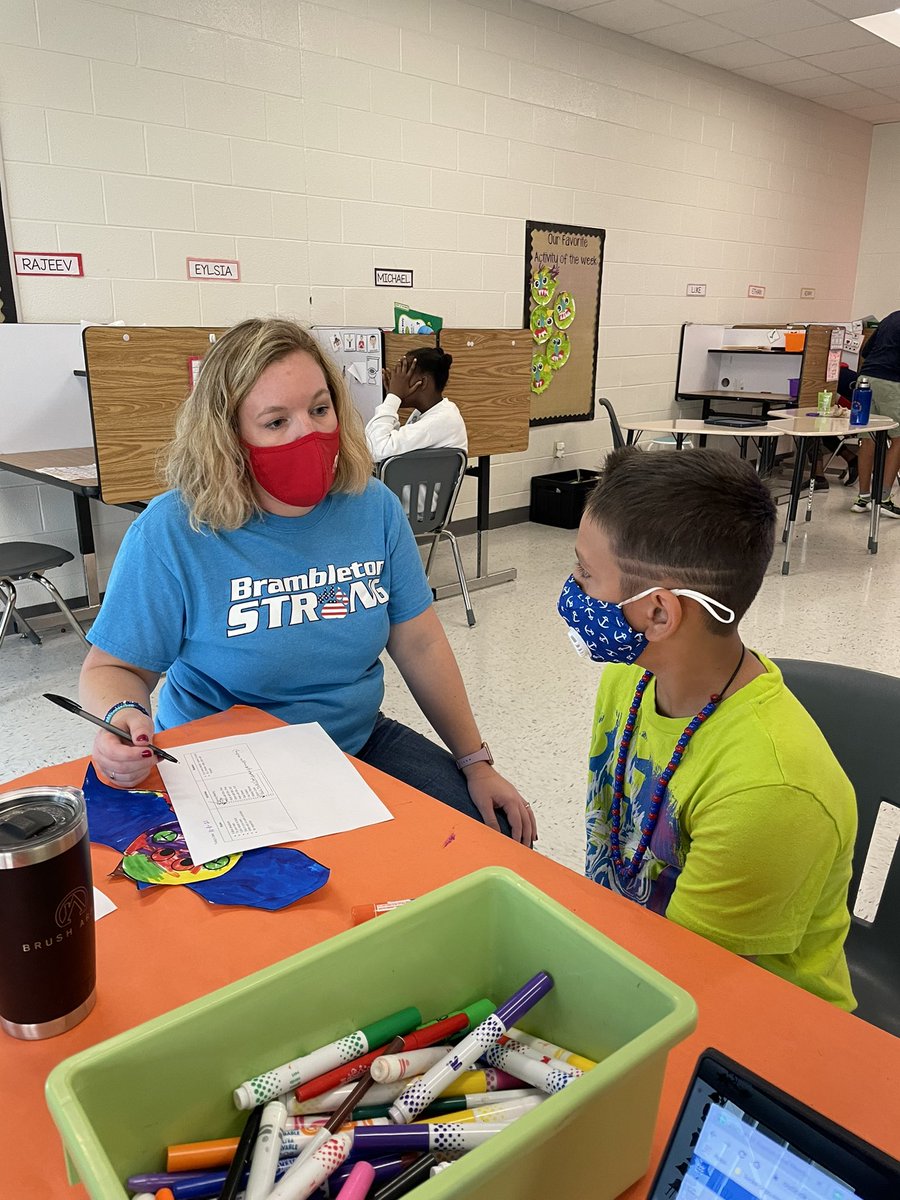 Loved celebrating Fall with our students today! Time with kids is always the best part of my day! <a href="/BAM_MS_Official/">Brambleton Middle</a>  Great work <a href="/AlexisPhan3/">Alexis Phan</a> @miss_casey_bowe