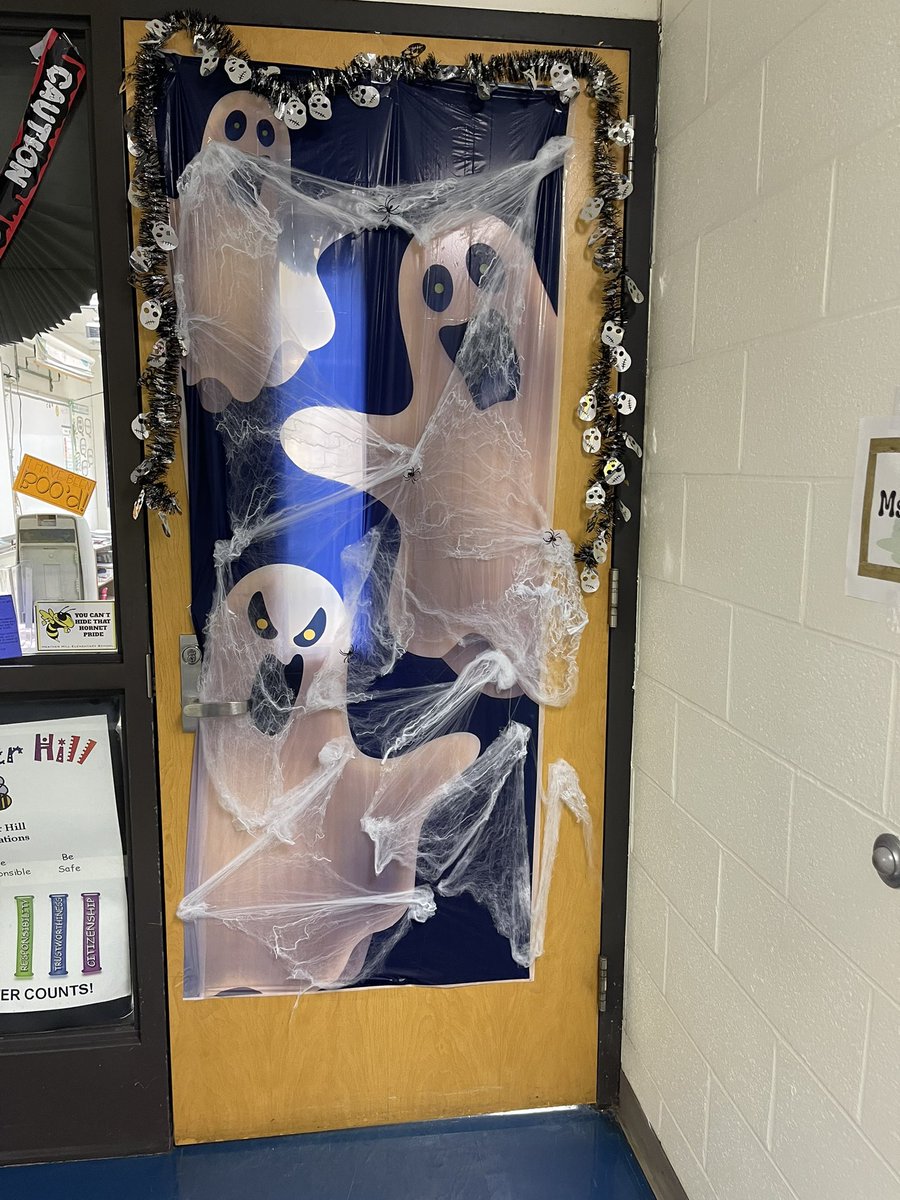 TamikaBritten's tweet photo. @TheHornetsHive PTO decorated the doors in the school! HH PTO ROCKS! 🎃 https://t.co/KNoc4Xp8V2