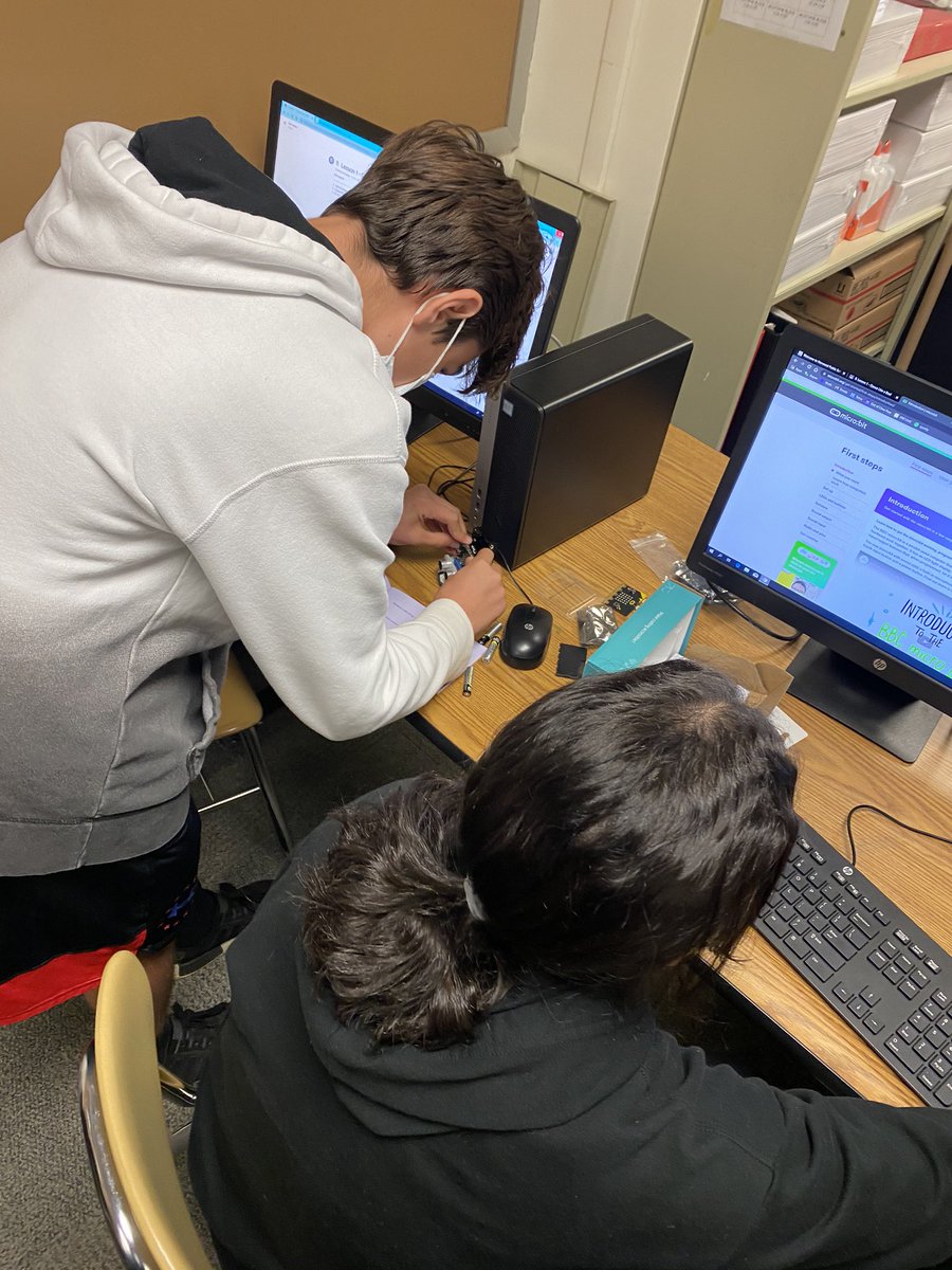 CSerradas109's tweet photo. What are the 8th graders up to now? @MFraczek @NPSchoolsTech @NorwoodSchools @Mass_STEMHub @PLTWorg https://t.co/xZuVSztPRX