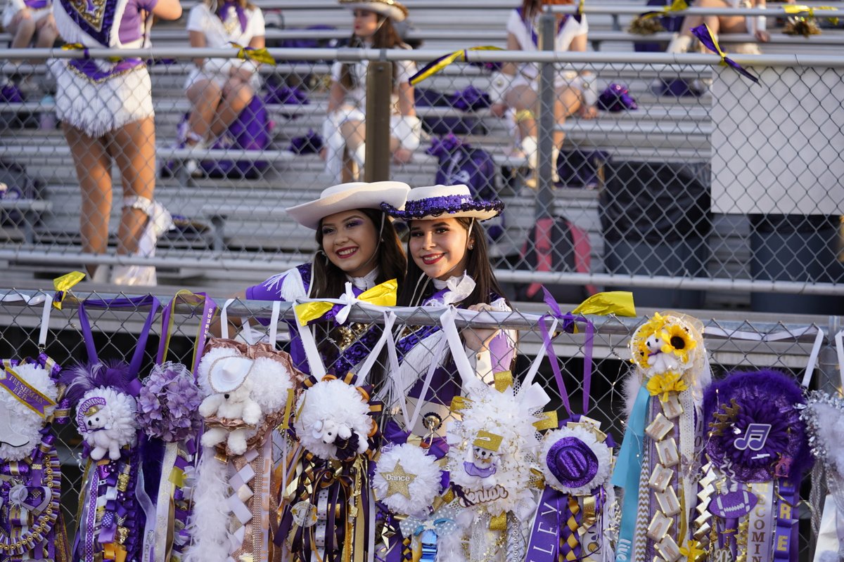 FhsFarmerettes's tweet photo. A few of our beautiful srs ready for game day! https://t.co/sIQd9rFvGJ