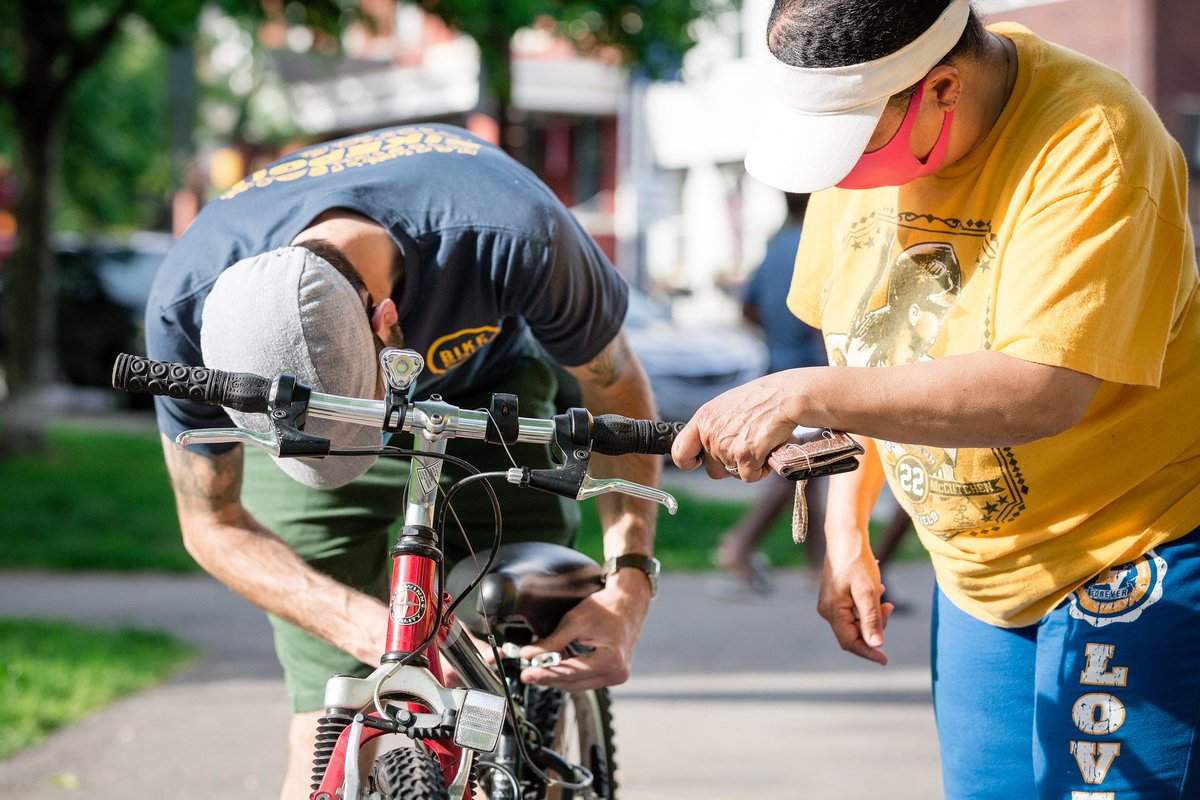 BikePGH's tweet photo. Here’s a bright idea 💡

Stop by our next Operation Illumination on October 15 on the corner of Homewood and Hamilton Ave, and light your ride: https://t.co/lijWYcmYHP https://t.co/ZySlkimNIe