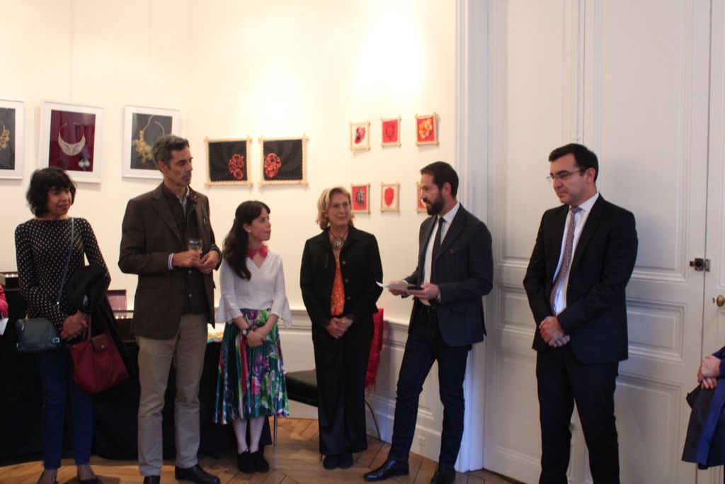 PazMorenoRe's tweet photo. Gracias a la @EmbaParFrancia por la oportunidad de mostrar mi trabajo en colaboración con la Asociación Les Dentelles Ñanduti de Olga Testelin #DíaDelÑanduti #Arapoty https://t.co/I5vQZNUtCe