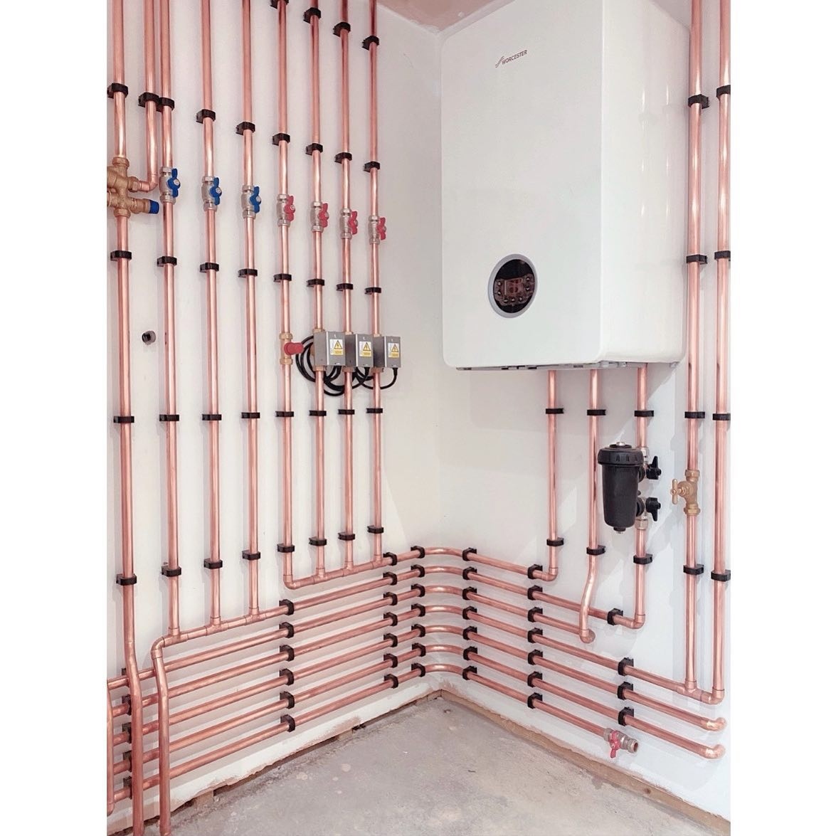 UKTalon's tweet photo. Wow! Thanks for using our black hinged clips in your install @st.georges_h_p! Looking very smart😎
Find your local stockist today!
https://t.co/4dMktkBGkV
#plumbing #heating #mlcp #copper #install #pipeperfect https://t.co/v5THEM4jBm
