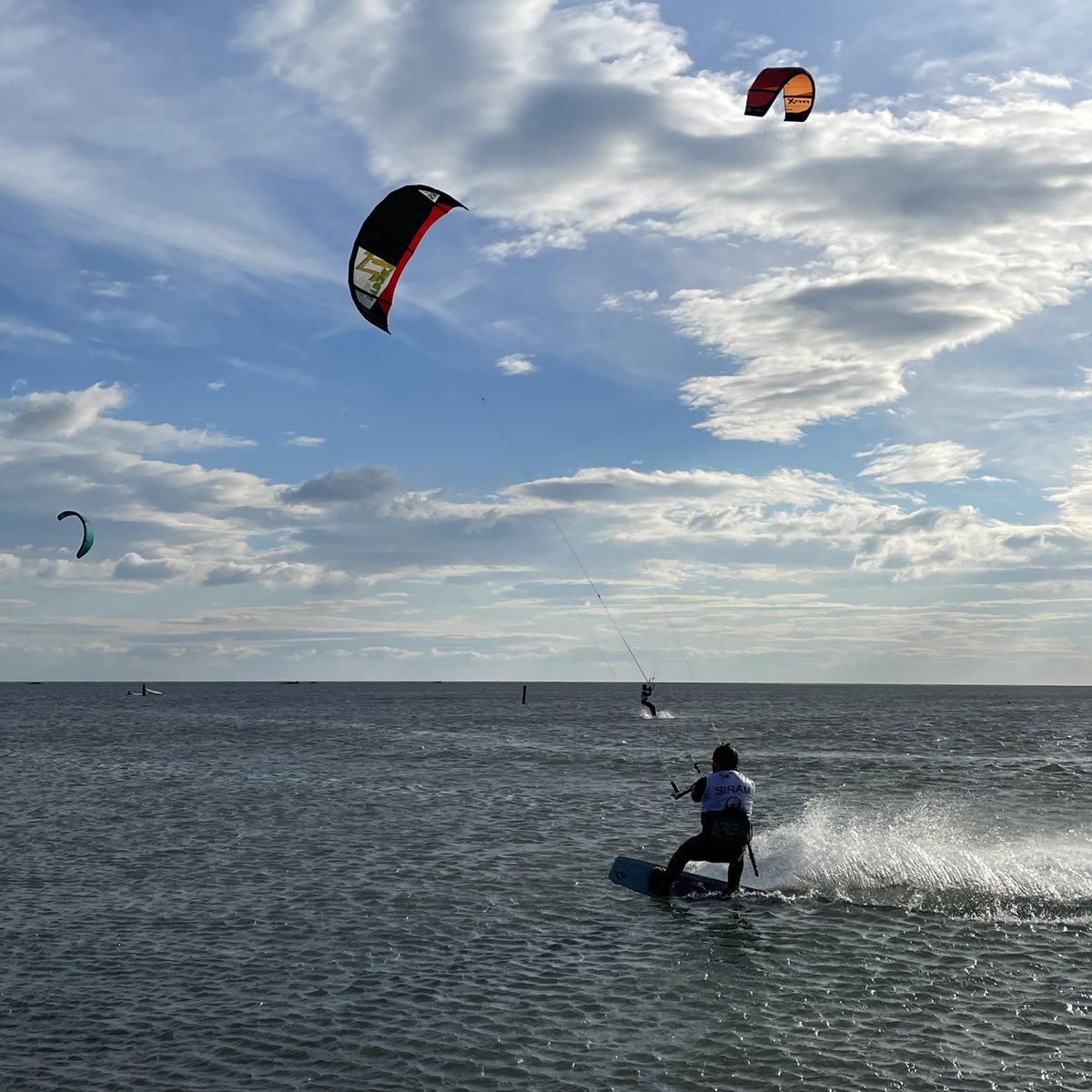 lucarallo's tweet image. Andrenalina a mille in questo magico pomeriggio a Trieste in compagnia dei ragazzi con il kite che volano sull’acqua con una bora da oltre 50 km/h! Ogni anno #BarcolanaFun targata #SiramVeolia regala emozioni incredibili! #Barcolana53 #branded
