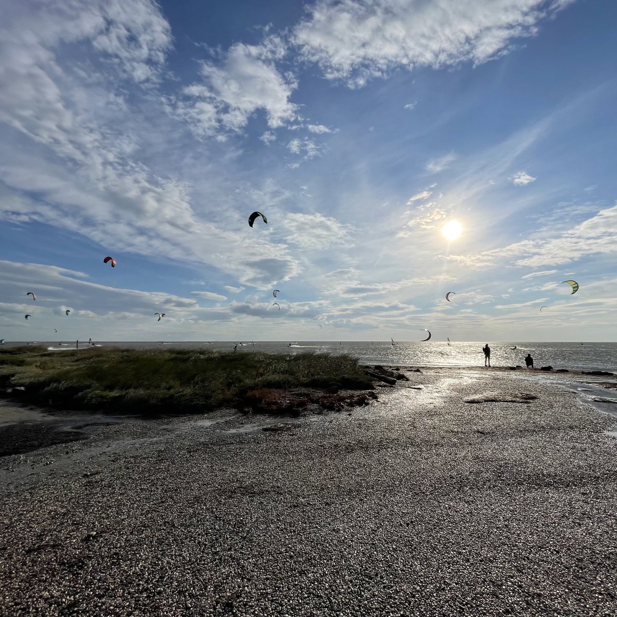 lucarallo's tweet image. Andrenalina a mille in questo magico pomeriggio a Trieste in compagnia dei ragazzi con il kite che volano sull’acqua con una bora da oltre 50 km/h! Ogni anno #BarcolanaFun targata #SiramVeolia regala emozioni incredibili! #Barcolana53 #branded