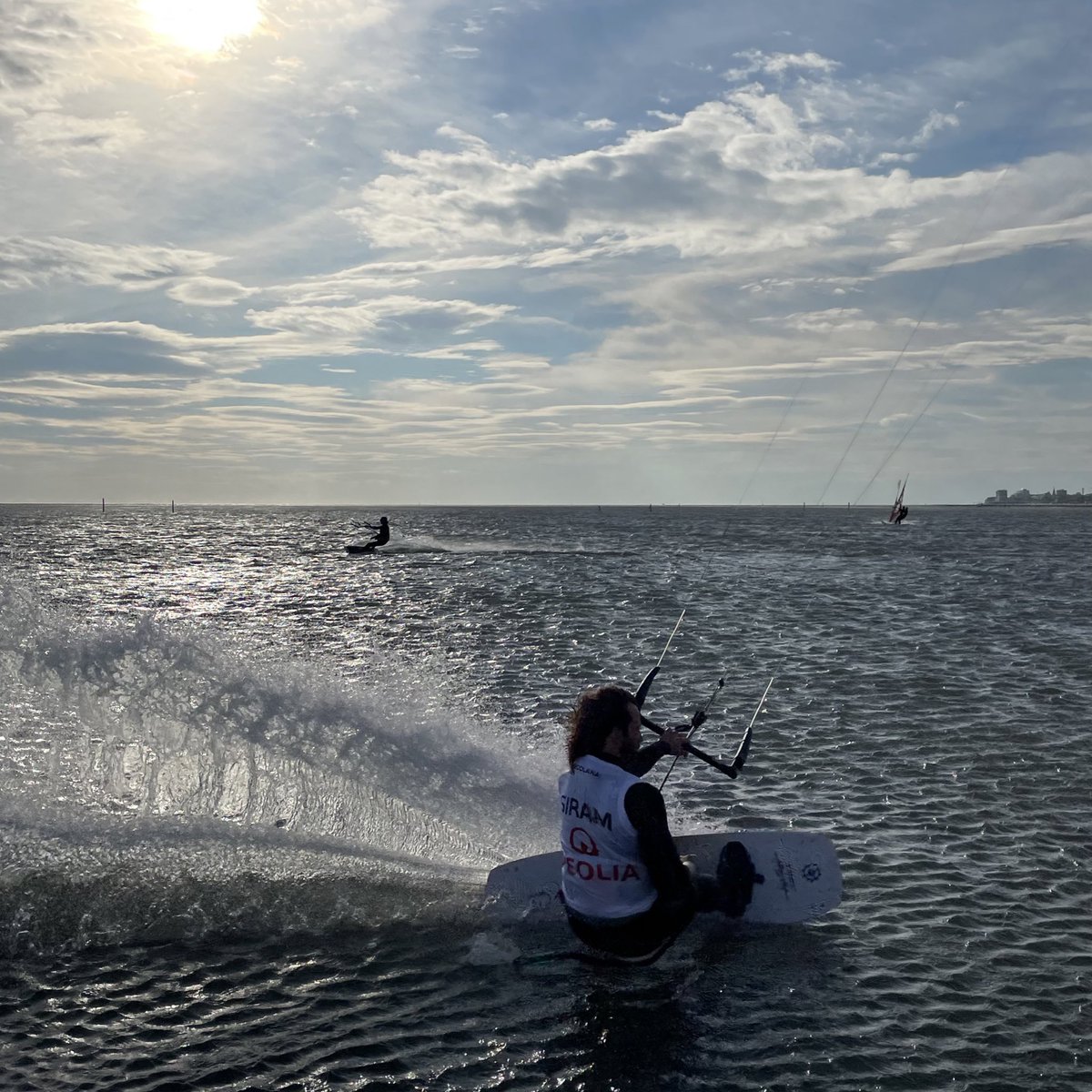 lucarallo's tweet image. Andrenalina a mille in questo magico pomeriggio a Trieste in compagnia dei ragazzi con il kite che volano sull’acqua con una bora da oltre 50 km/h! Ogni anno #BarcolanaFun targata #SiramVeolia regala emozioni incredibili! #Barcolana53 #branded