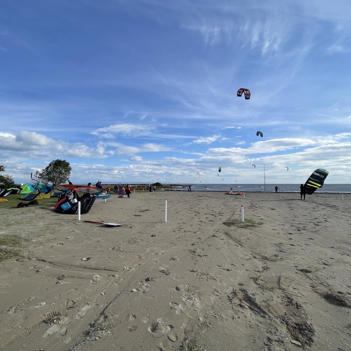 lucarallo's tweet image. Andrenalina a mille in questo magico pomeriggio a Trieste in compagnia dei ragazzi con il kite che volano sull’acqua con una bora da oltre 50 km/h! Ogni anno #BarcolanaFun targata #SiramVeolia regala emozioni incredibili! #Barcolana53 #branded