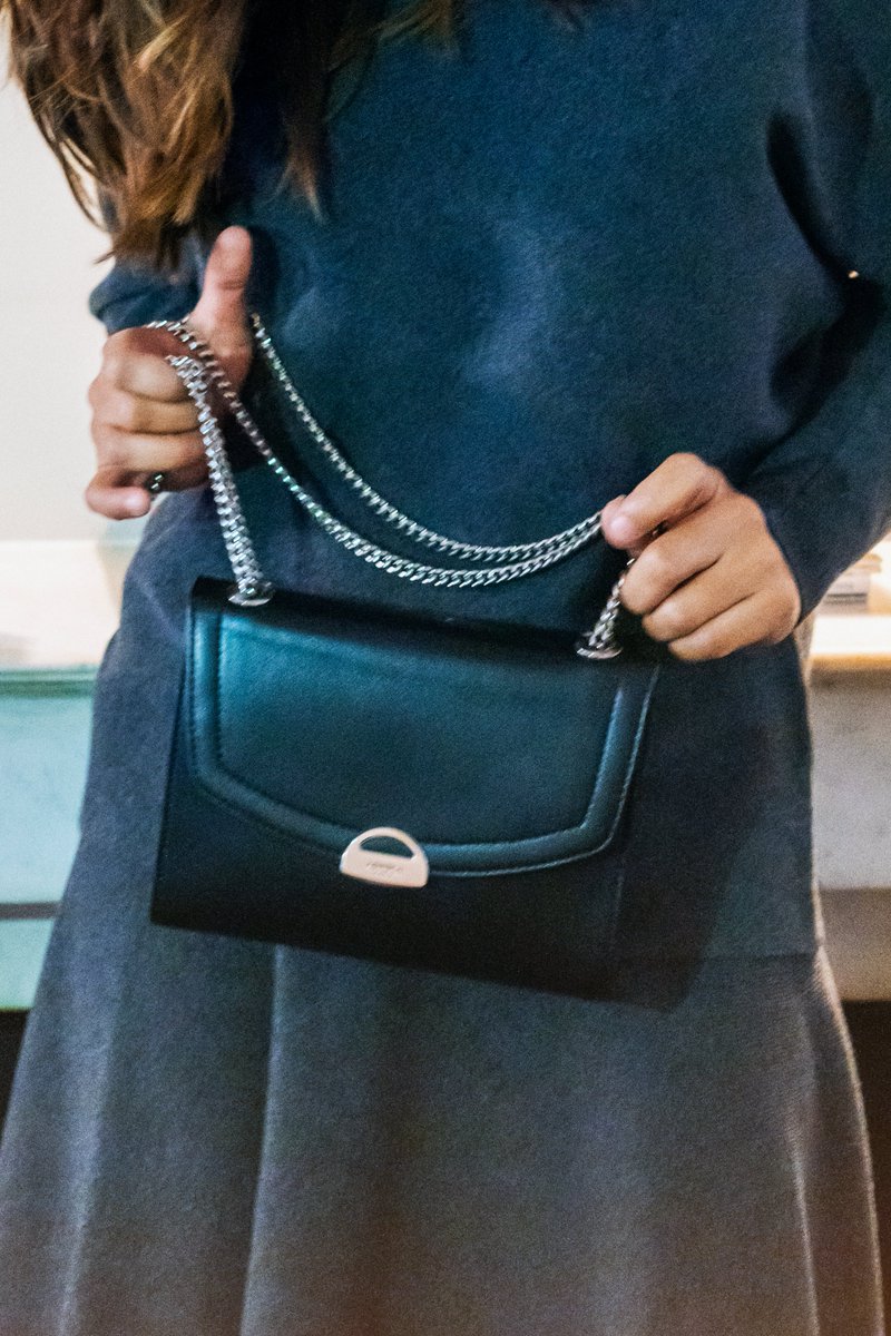 Mood du jour : hâte d’être en week-end pour porter notre sublime Mini Paname ! ✨💃

Mood of the day: can't wait for the weekend to wear our sublime Mini Paname! ✨💃

#vegan #chainbag #sacvegan #crueltyfree  #appleskin #veganbags #ashokaparis #ashoka_veganbags
