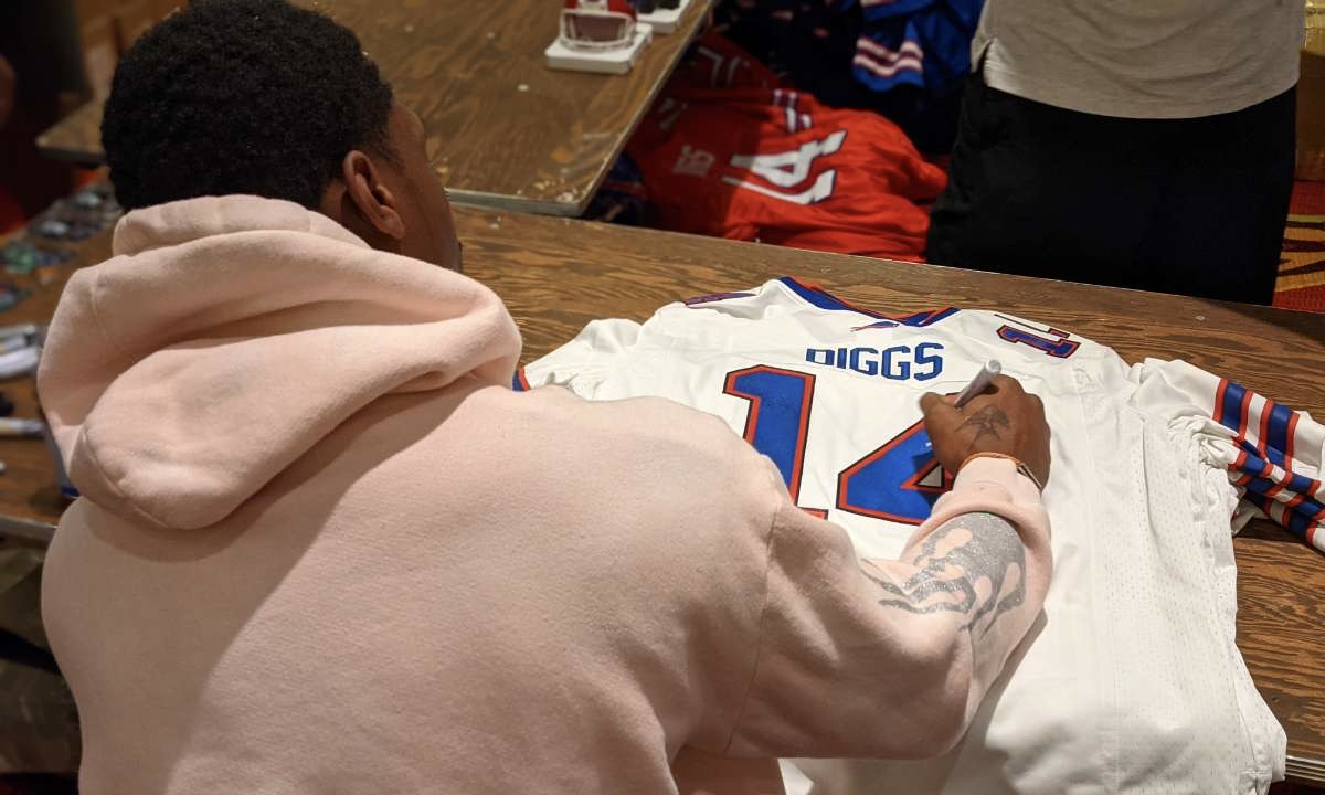 TSEBuffalo's tweet photo. If @stefondiggs scores 2+ touchdowns AND the @BuffaloBills win tonight, we'll give a Stefon Diggs autographed jersey to someone who retweets this tweet AND follows us! https://t.co/PiSlms91eu
