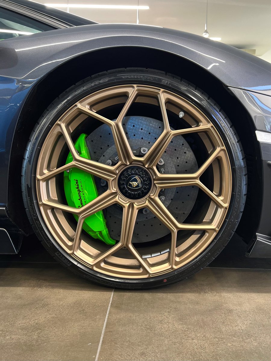 This Aventador SVJ Roadster can't wait to get ready.. get set.. and GO!!

#Lamborghini #LamborghiniLeicester #LamborghiniAventador #AventadorSVJRoadster #SVJ #SVJRoadster #Lerion