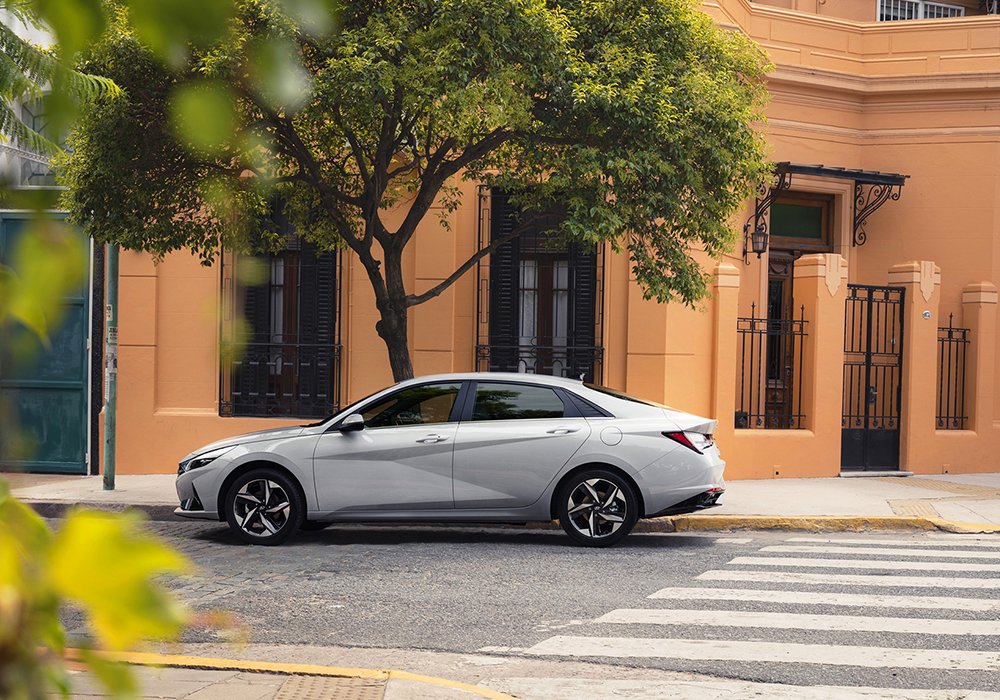 #HyundaiMobility расширяет линейку доступных моделей. В сервисе онлайн-подписки на автомобили появился седан Hyundai #Elantra седьмого поколения. Модель доступна в комплектации Elegance с различными цветами экстерьера и интерьера.