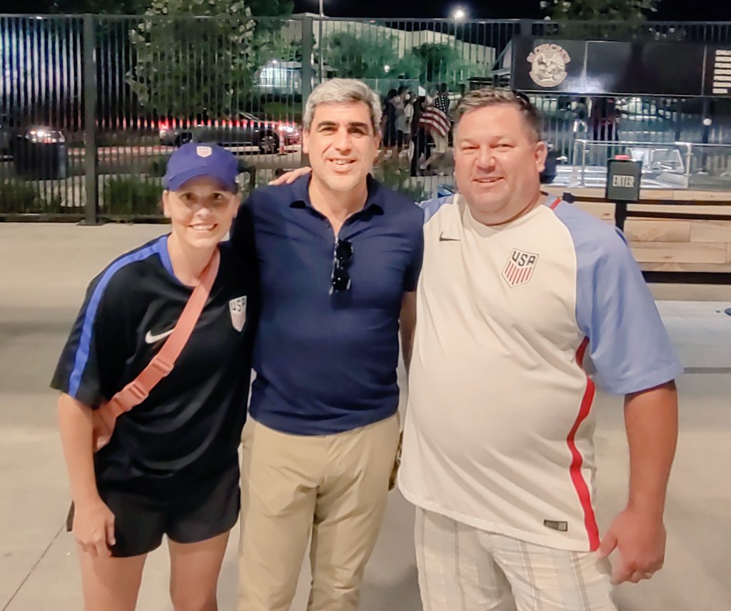 mbenanzer's tweet photo. So cool meeting the legend Claudio Reyna @Benanzer https://t.co/5VlrpwnOVv