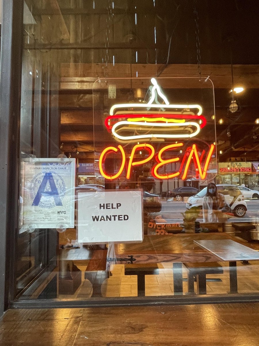 Whether because of wages, vaccine mandates or conflicts with patrons,  uptown restaurants are struggling to hire. More from @tazbia_fatima, @joslynfox_ and @HerspectiveKoh: theuptowner.org/help-wanted-re…