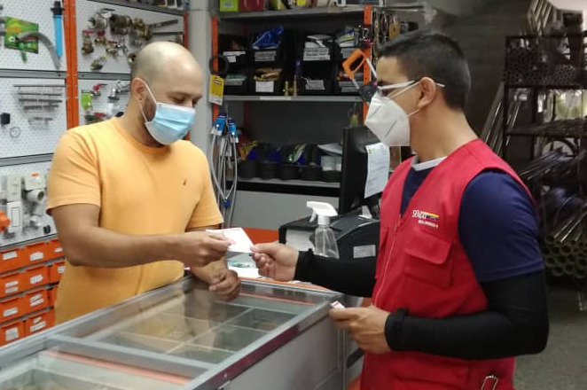 SENIAT_Oficial's tweet photo. Servidores públicos de @SENIAT_Maracay, se desplegaron en  el CC San Jacinto de la ciudad aragüeña, para realizar operativo de divulgación sobre la exigencia de la factura legal, exaltando la importancia de emitir el documento, así la compra se efectúe en divisas. https://t.co/Oj1vCtibDF