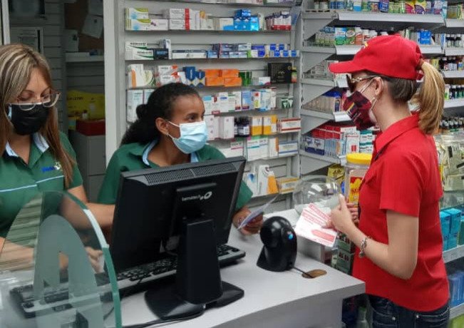 SENIAT_Oficial's tweet photo. Servidores públicos de @SENIAT_Maracay, se desplegaron en  el CC San Jacinto de la ciudad aragüeña, para realizar operativo de divulgación sobre la exigencia de la factura legal, exaltando la importancia de emitir el documento, así la compra se efectúe en divisas. https://t.co/Oj1vCtibDF