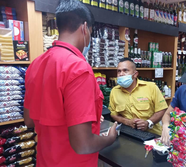 SENIAT_Oficial's tweet photo. Servidores públicos de @SENIAT_Maracay, se desplegaron en  el CC San Jacinto de la ciudad aragüeña, para realizar operativo de divulgación sobre la exigencia de la factura legal, exaltando la importancia de emitir el documento, así la compra se efectúe en divisas. https://t.co/Oj1vCtibDF