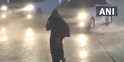 TOIHyderabad's tweet photo. Heavy rain lashes parts of #Telangana; visuals from #Hyderabad. "Telangana is likely to witness light to moderate rainfall in few districts including Hyderabad during the next 24 hours," says K Nagaratnam, Director, IMD, Hyderabad (ANI) https://t.co/ZSaH3IDbDt