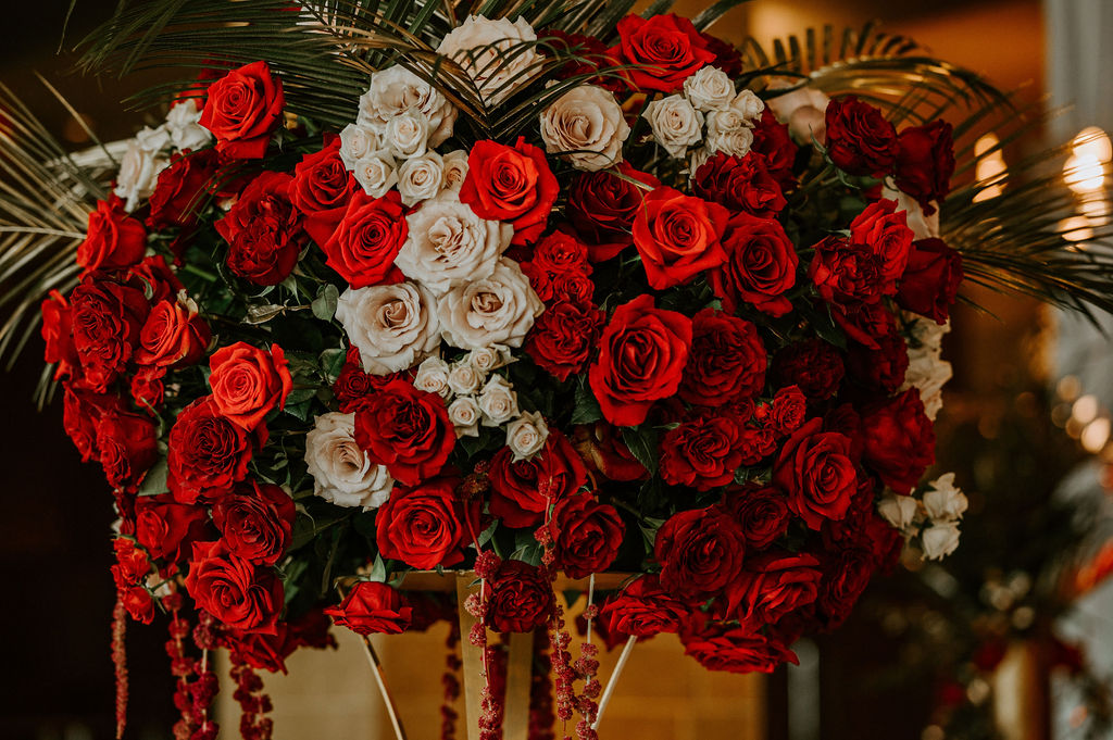 FestiveSTL's tweet photo. Clusters of red and champagne roses were striking at this intimate event at @fsstlouis. 

Floral: @festivestl 
Photo: @elizabethlloydphotography 
Venue: @FSStLouis https://t.co/aEDu9dFMyq