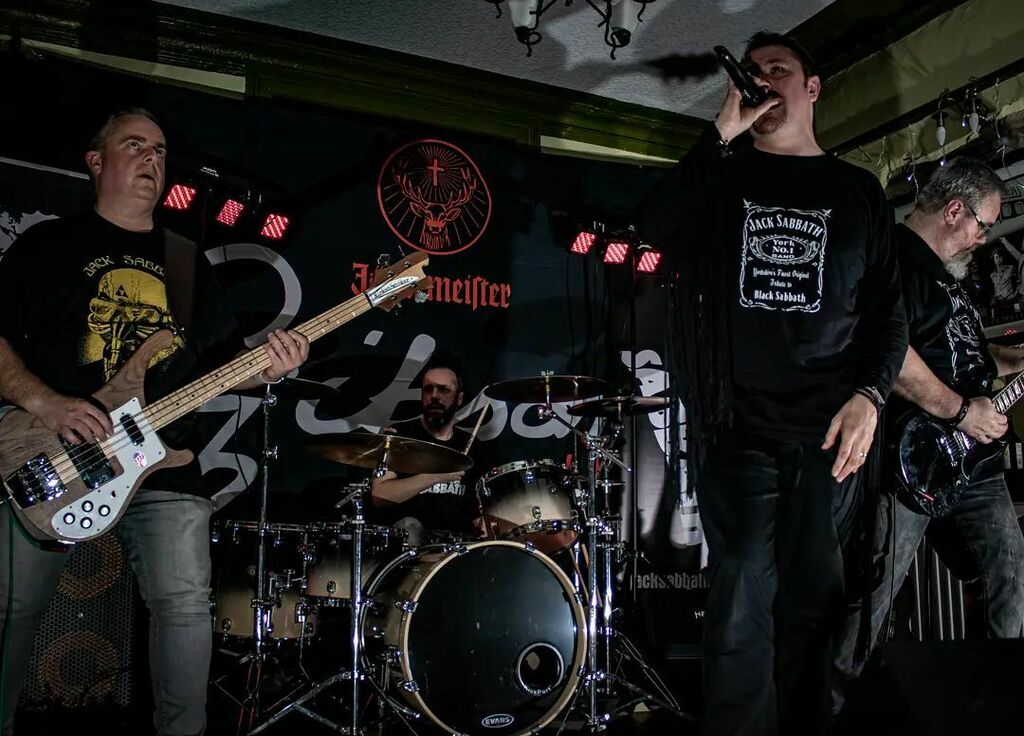 JackSabbathBand's tweet photo. Flash back to our gig in Gibson's in York.
Great gig... Photo by @milnercreative
#music #RockBand #RocknRoll #hardrock #metalmusic #JackSabbath #blizzardofozz #masterofreality #doommetal #LiveMusic #BillWard #drums #instagood #gibsonsg #metalhead #blacksabbathfans #guita… https://t.co/nmtBtAdHSa