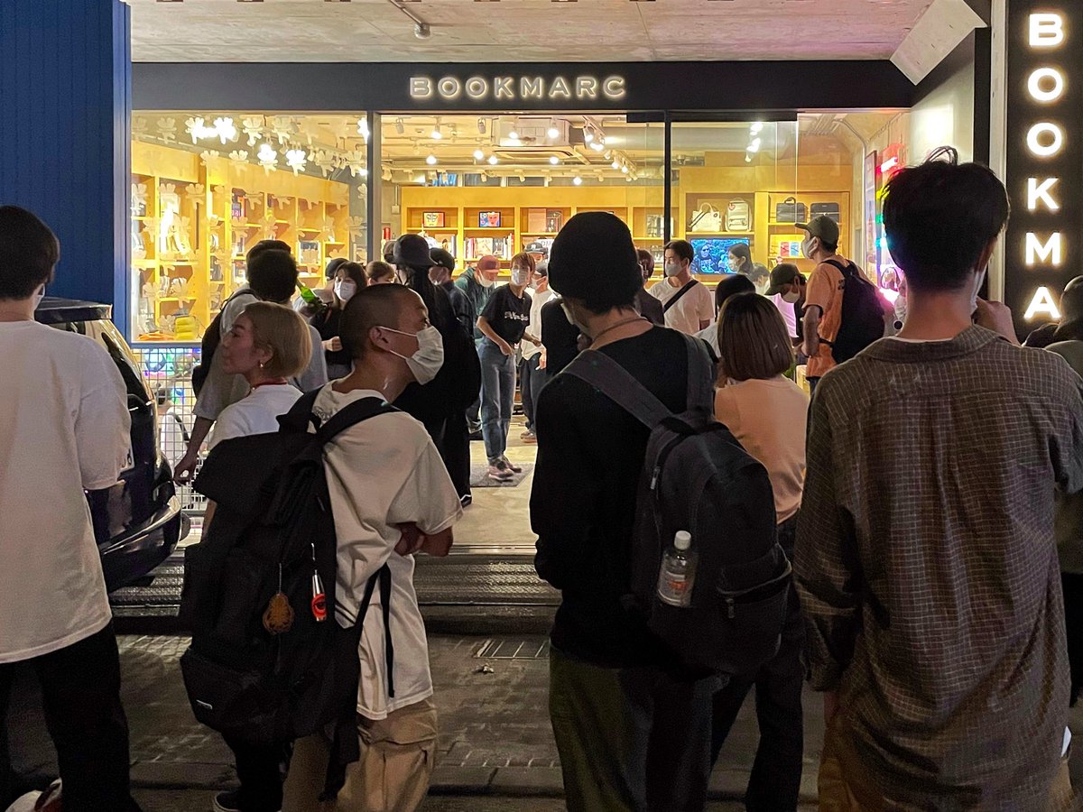 takeshi_mochida's tweet photo. 【御礼】#wackwack 個展 “CIRCLE OF FRIENDS” @ #BOOKMARC
スペシャルパーティー by DJ #BUSHMIND にお越し頂いた皆様ありがとうございました。会期は10/17(日)まで続くのでまたご来店ください!
詳細はこちら↓
https://t.co/qTIKL2uYnr
#BookmarcTokyoEvent #BookmarcTokyo #CircleOfFirends https://t.co/jI1wWhWF2V