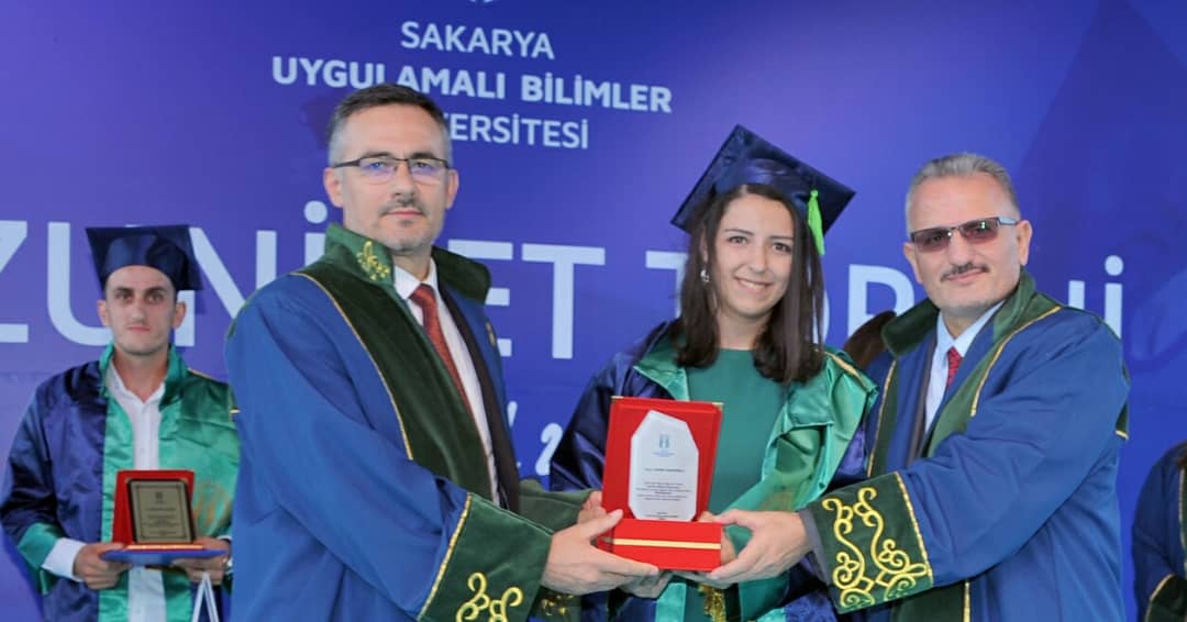 Sakarya Uygulamalı Bilimler Üniversitesi (SUBÜ) Mezuniyet Töreni 17 Eylül 2021 Cuma günü saat 17.00’de, SUBÜ Spor Bilimleri Fakültesi Stadyumu’nda coşku ile kutlandı.
Törende Sapanca Meslek Yüksekokulu Birincisi ve Program Birincilerine plaket ve ödülleri verildi.
<a href="/SubuOfficiall/">Sakarya Uygulamalı Bilimler Üniversitesi</a>
