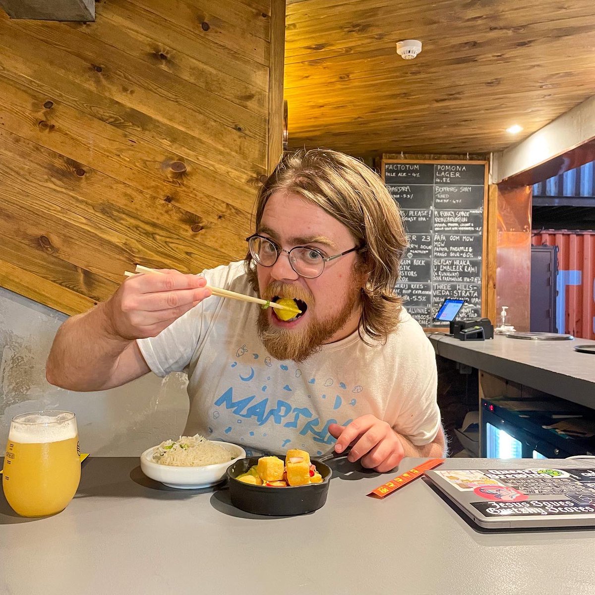We’ve got something very special to tell you about very soon with our pals @miandpho 🇻🇳👀 

But I’m the meantime just appreciate how good our beer and their curry look together 🤤

Also can you tell our Denny loves a bit of Tofu curry? 

#tofuislife