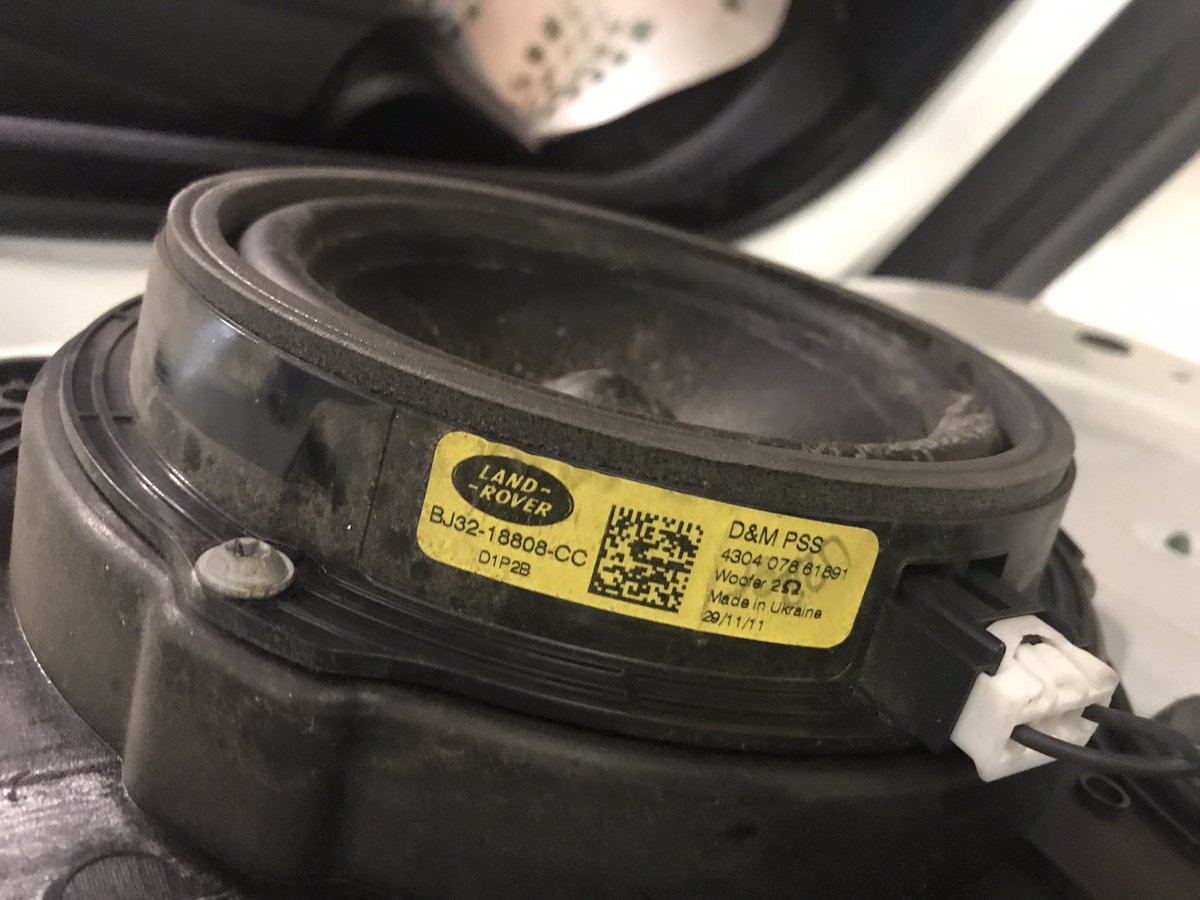 taroevru's tweet photo. Никогда в жизни не видел надписи “Made in Ukraine”. А тут увидел в таком месте, где совсем не ожидал - на лендроверовском меридиане 🤷 https://t.co/dfZgCDmJ5X