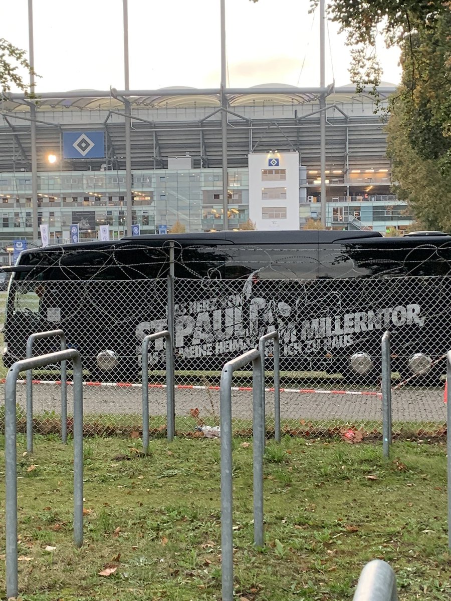 Seltenes Bild: Der #fcsp-Bus 🚌 vorm #HSV-Stadion 🏟
😅
#GERROU