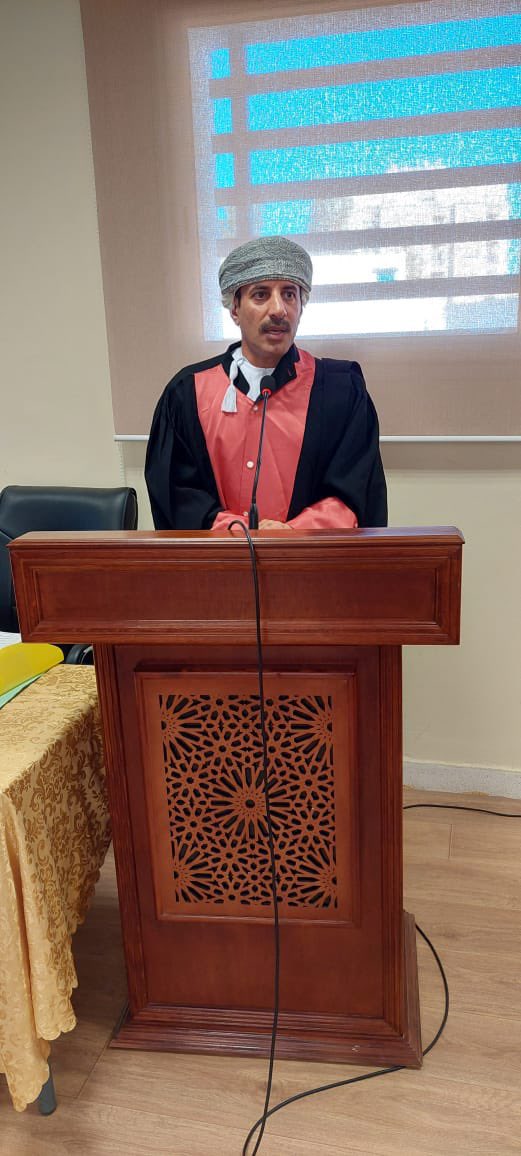 نهنيء ونبارك للعقيد الدكتور خليفة بن حامد بن حارث الفرعي، مدير الشؤون القانونية بشرطة عمان السلطانية، حصوله على درجة الدكتوراة في القانون