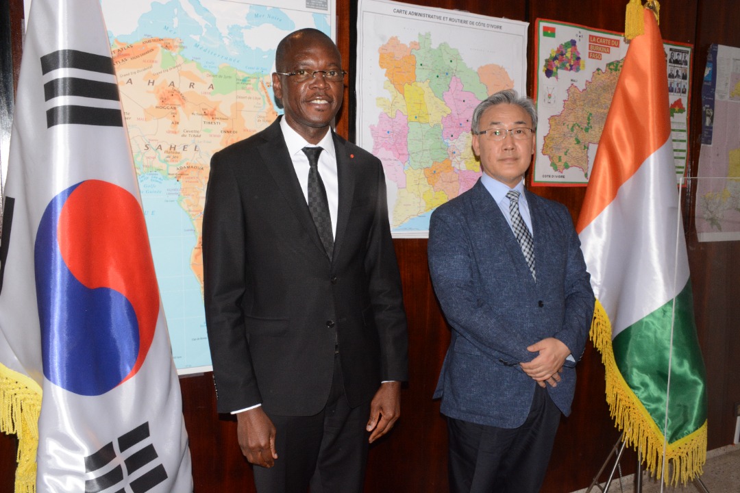 Diaby462's tweet photo. Le jeudi 07 octobre 2021 à l’ambassade de la République de Corée à Cocody, le Ministre @ZoroEpiphaneB a eu une séance de travail avec SEM, LEE Sang Ryul.

#StopCorruption https://t.co/3kH1gyxPqd