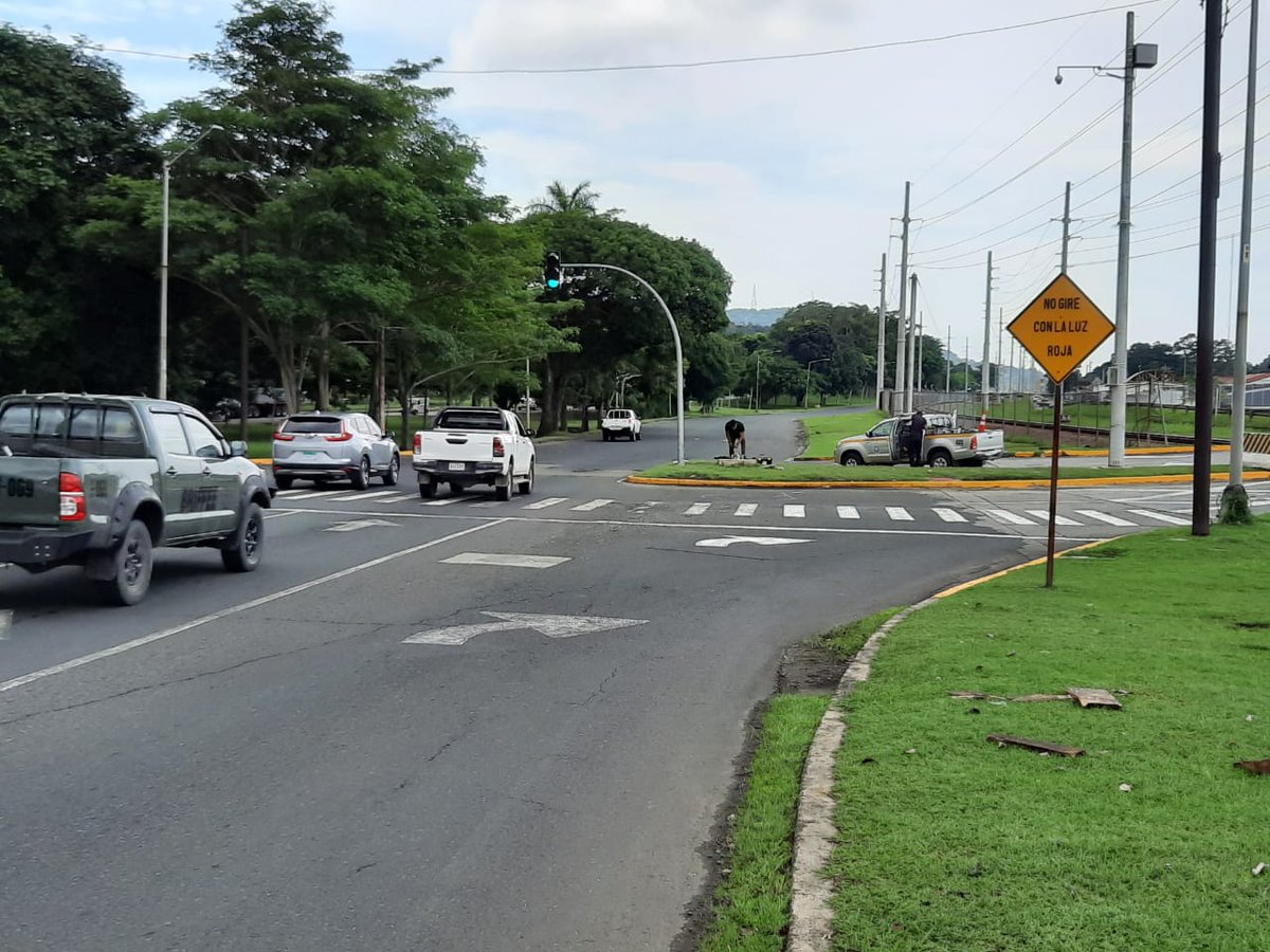 #InformaGT 🚦Personal técnico de dispositivos procede a realizar reparaciones al semáforo de Ave. Omar Torrijos - Entrada de los Ríos-Entrada de Corozal.