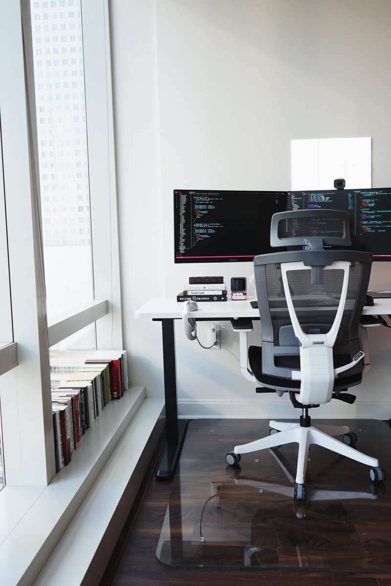 Vitrazza's tweet photo. Would you work here?
What is your favorite part of this #workfromhome set up? We love the bright windows, and the high contrast of the white walls and dark floors. Oh, and that #Vitrazza #GlassChairMat!
#glassofficechairmat #chairmat #upgradeyouroffice #wfhsetup #setupinspo https://t.co/NmRWTnBNAM