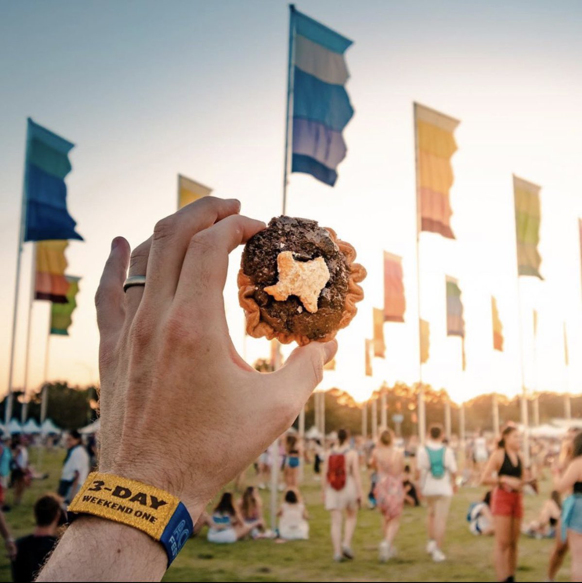 ACLeats's tweet photo. Weekend 2 is here and it is gorgeous!! There is nothing tiny about the flavors of @tinypies …thanks for the tag @munchaustin ♥️ #acleats #keepaustineatin #tinypies  #ACLFEST2021 #acl2021 https://t.co/n2RPLLxhWG