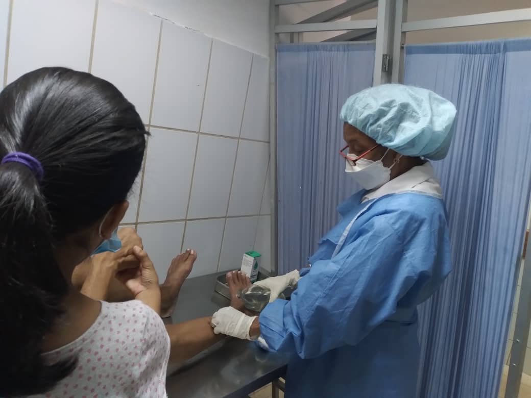 Desde hace más de 20 años la colaboración médica cubana en #Venezuela es ejemplo de solidaridad y compromiso para el Mundo. #CheMédicoInternacionalista #HéroesDeLaSalud @cubacooperaven @AdanVillavicen5 @AnayansyPR @GranSabanaOdont #CheVive