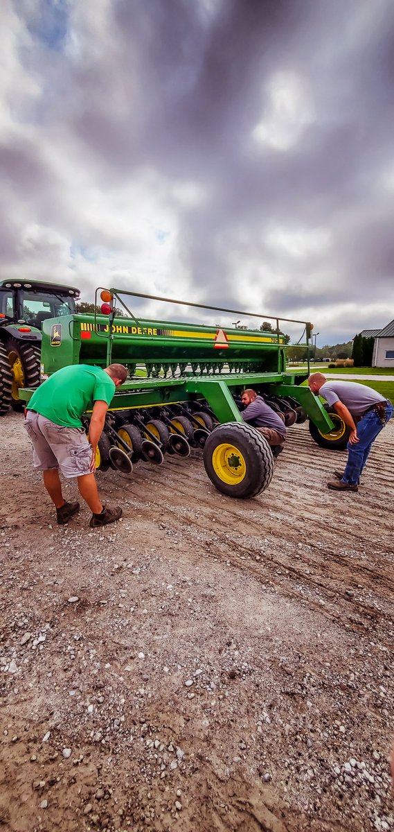 ACRE_Purdue's tweet photo. How many people does it take to set a drill?
Four, apparently. ๐คทโโ๏ธ
#agronomyforfarmers #purdueagronomy #Indianafarmer #covercrops #farming #PurdueAgriculture #researchfarm #agronomy #ACREfarm #covercrop https://t.co/djy3vpiq1J