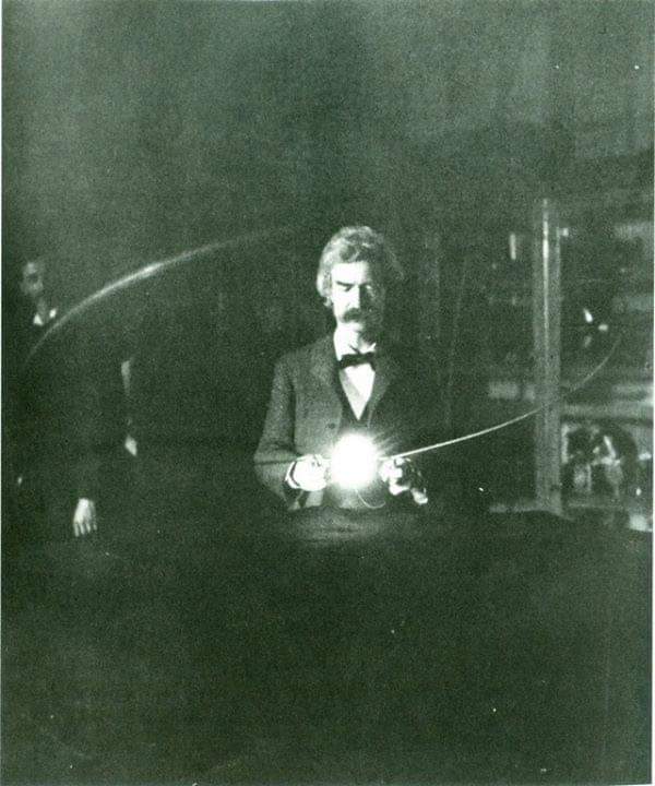 konstructivizm's tweet photo. In Tesla's Lab. 1894. Mark Twain holds Tesla's vacuum lamp, powered by a loop of wire that gets electromagnetic energy from a Tesla coil. Tesla's face is in the background.
More: https://t.co/jY3sUp4Xcy https://t.co/7w3t7zcRTc